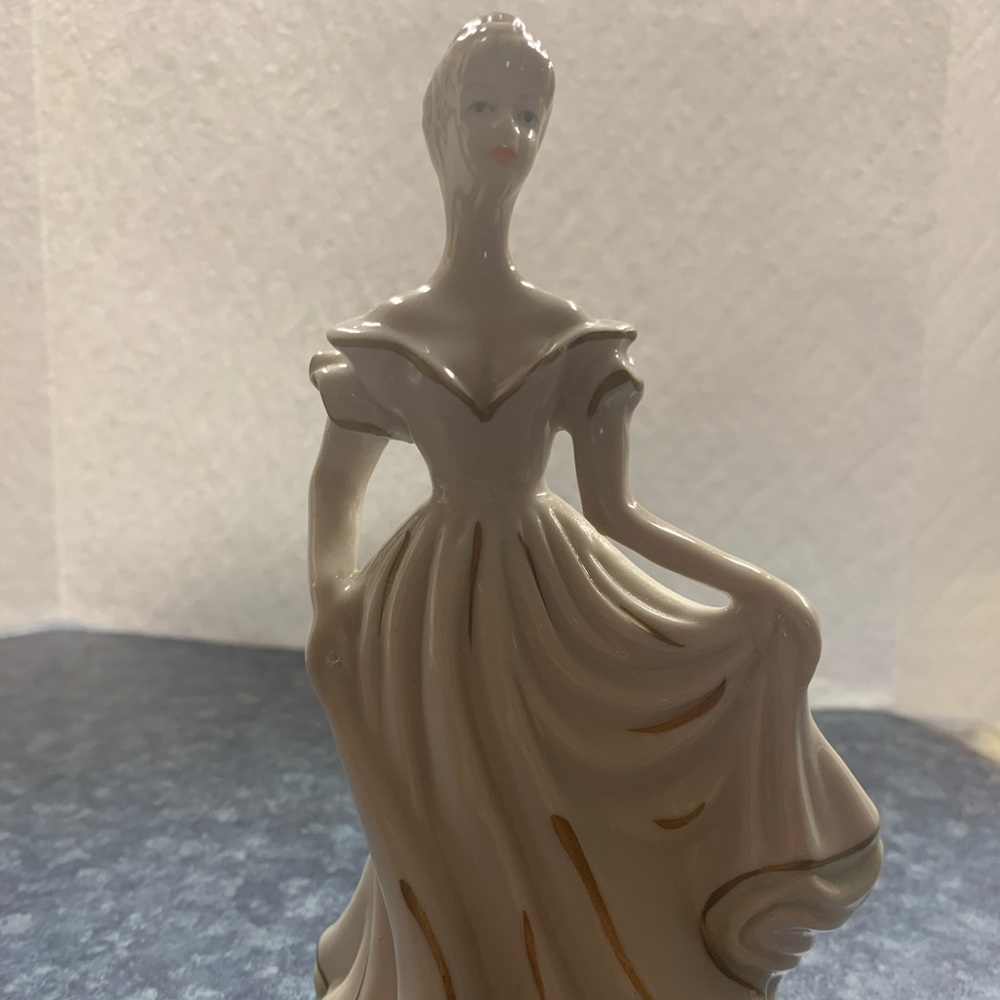 K’s Collection 6 1/2” Figurine